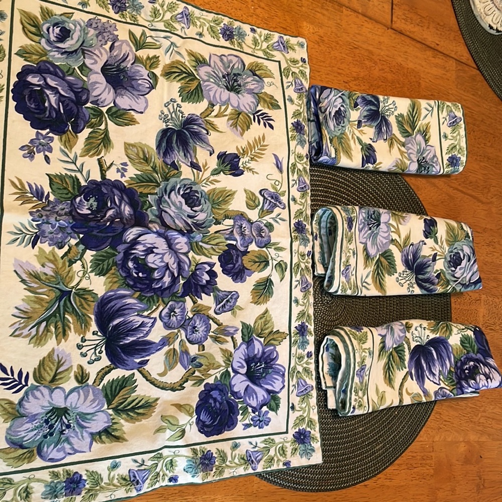 Food Network napkins and extra placemats - Picture 7 of 9